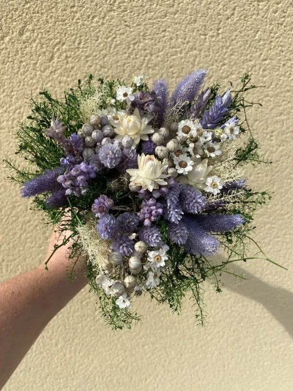 Bouquet de fleurs séchées blanc et bleu