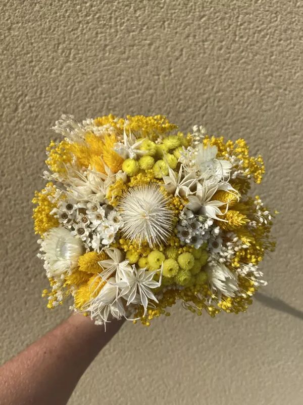 Bouquet de fleurs séchées jaune et blanc